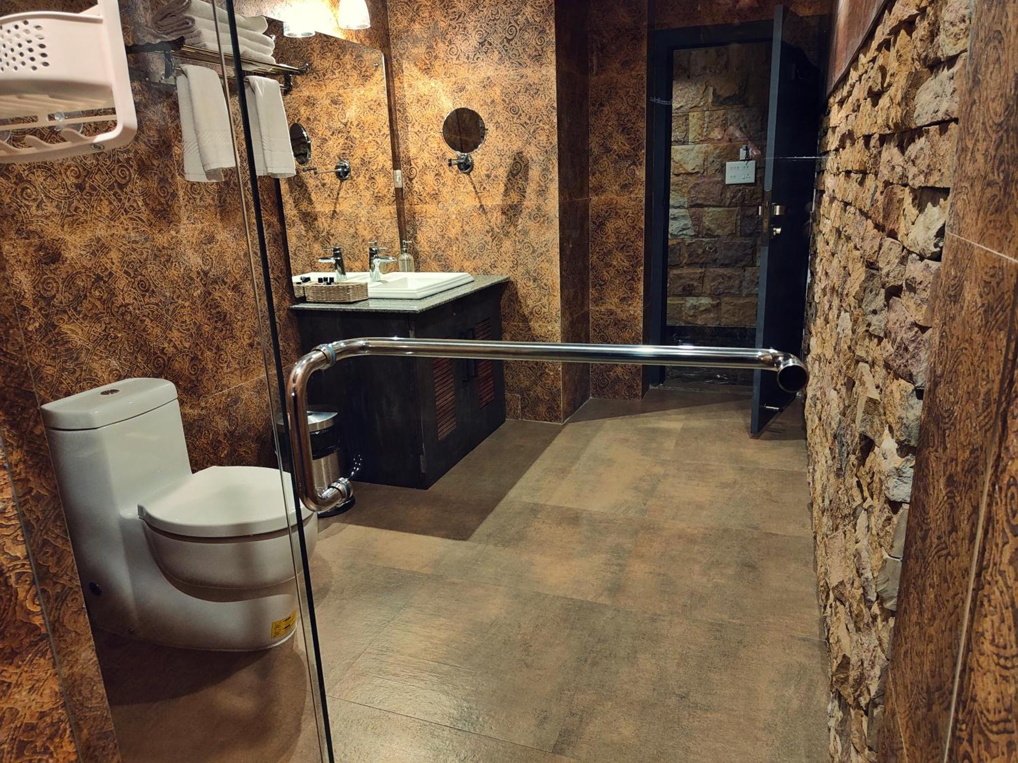 Hotel Acropolis Shillong Dış mekan fotoğraf